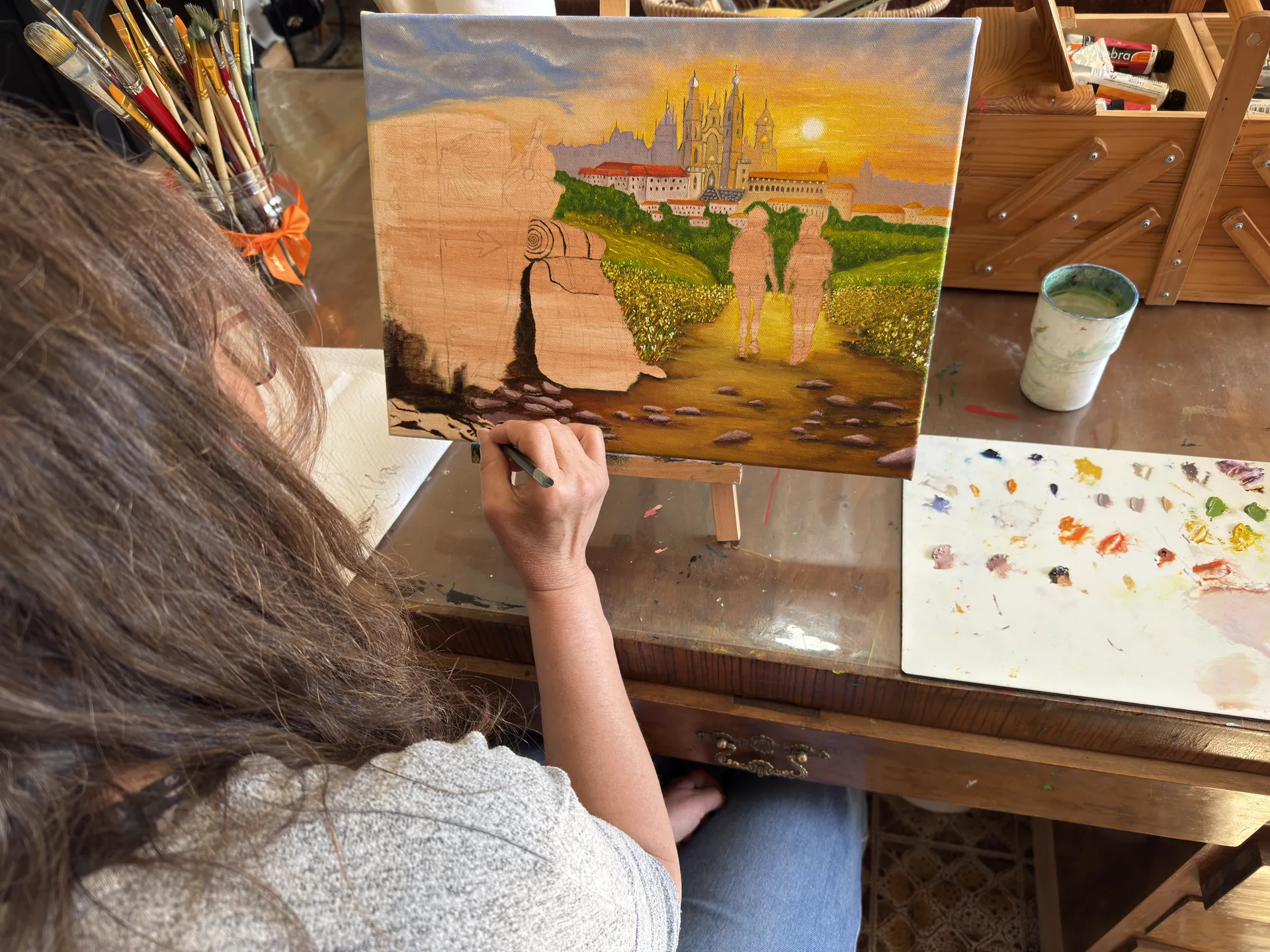 Studente di Keili Major al lavoro durante una lezione di pittura a Garessio