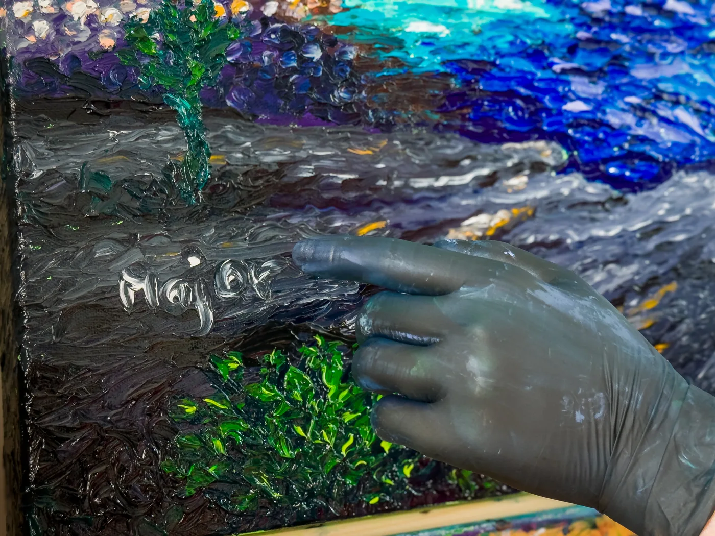 Keili Major firma Tanaro I con il dito &mdash; macro del finger painting, olio su cotone
